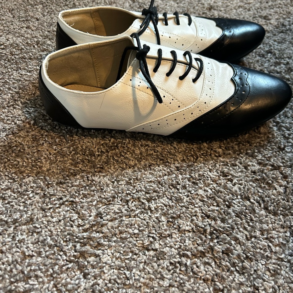 Classic Black and White Men's Oxford Shoes